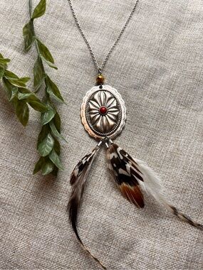 VINTAGE Silver Western Native American Pendant Necklace with Feathers